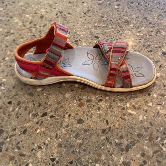 Girls keen sandals - size 2 (fits big) - Picture 3 of 4